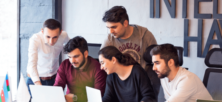 Imagem do artigo Hackathons Internos | Apresenta um grupo de pessoas colaborando em um ambiente corporativo